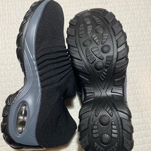 WOMENS WALKING SHOES